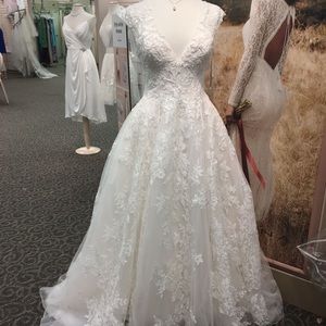 NEW: Oleg Cassini V-Neck Cap Sleeve Wedding Dress